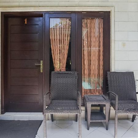 Denays Guesthouse Jimbaran Exterior photo